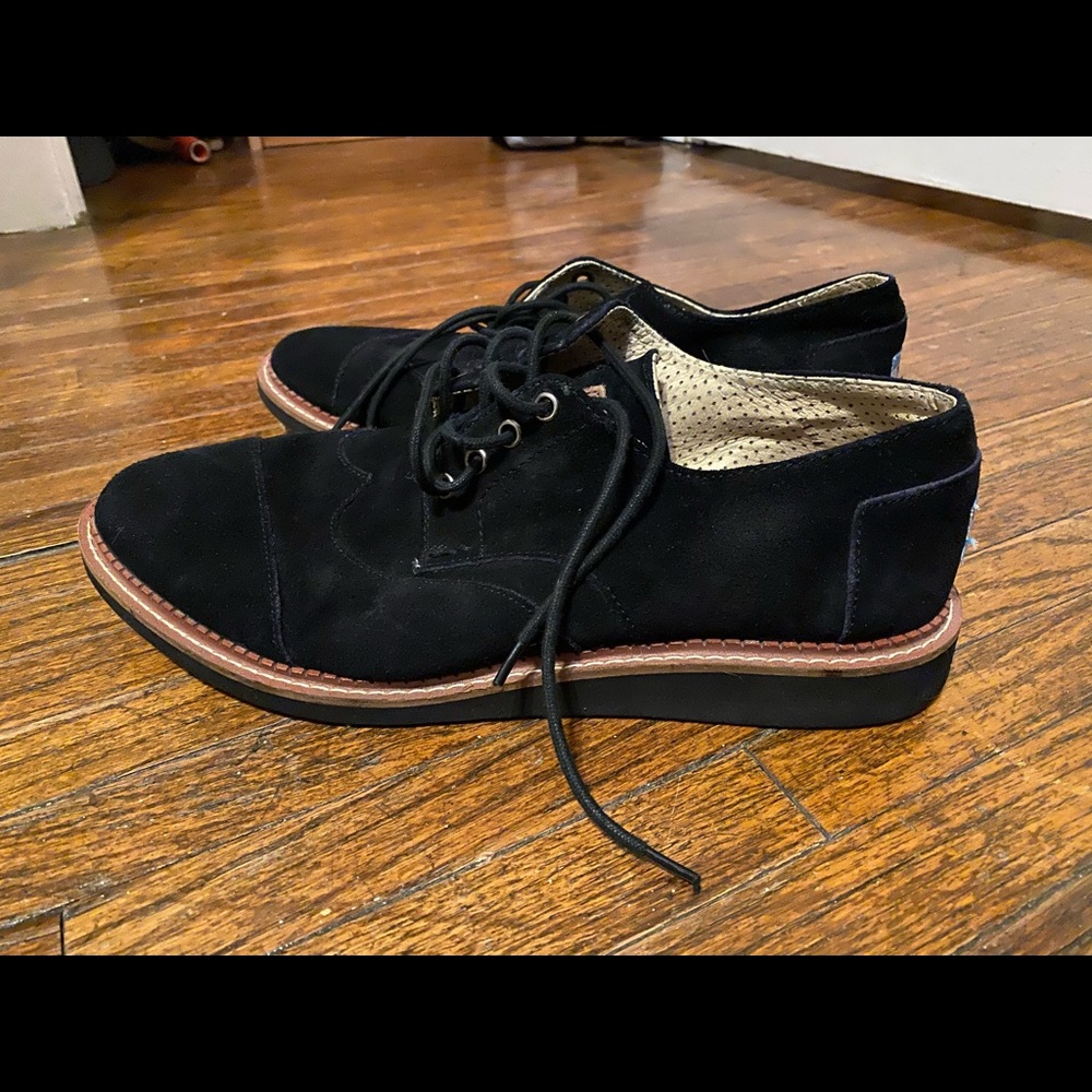 Men’s Tom’s size 10.5 black saddle dress shoes.